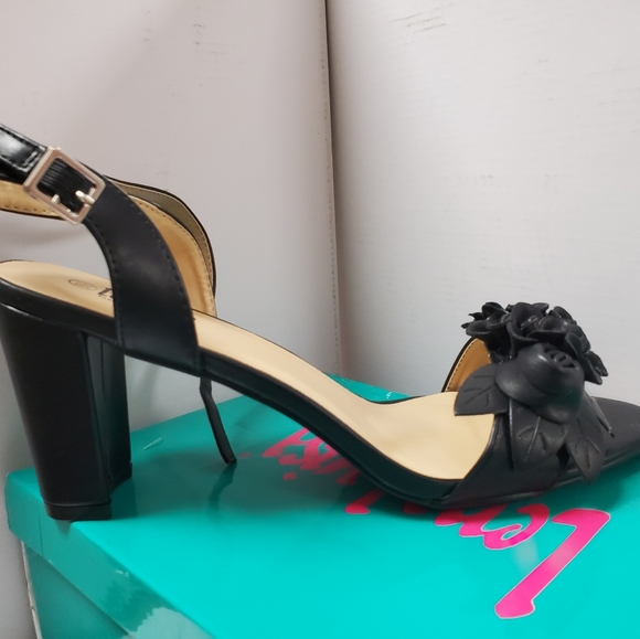 Dressy sandal - Picture 2 of 4